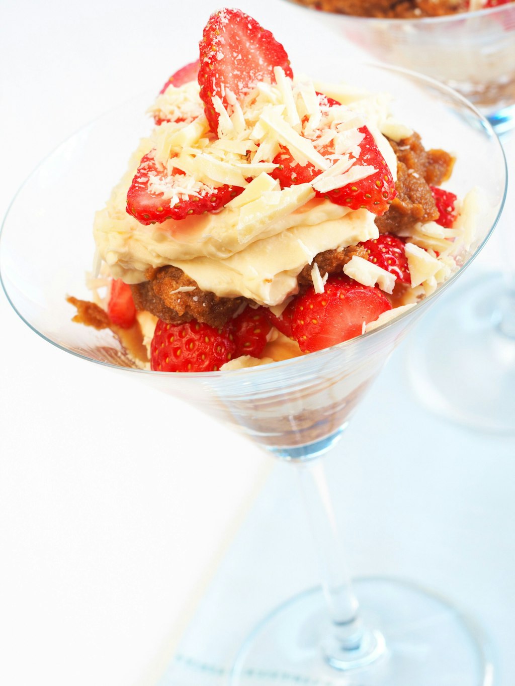 If you want, you can also put the delicious strawberry tiramisu directly in dessert glasses or bowls; thus, it will be very nice for the guests.