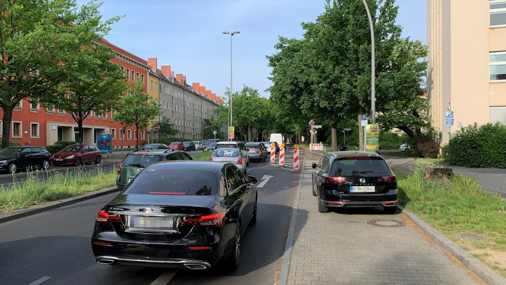 Vor der Straße Am Fichtenberg wird der Straßenzug Schloßstraße / Unter den Eichen wegen der neuen Rad-und-Bus-Spur plötzlich einspurig.