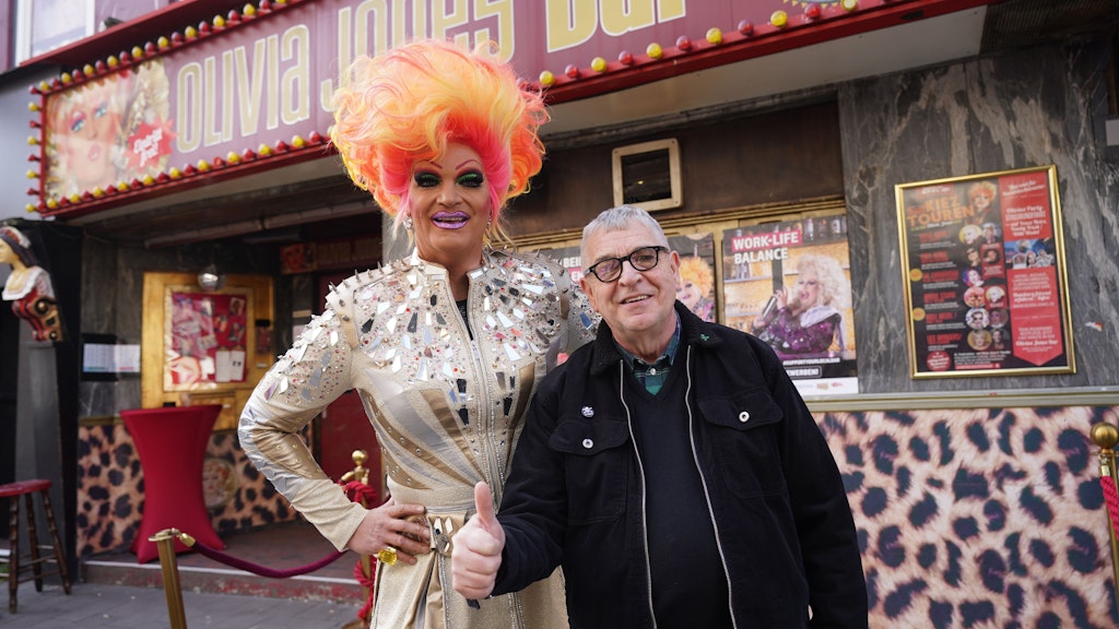 Pfarrer Karl Schultz und Dragqueen Olivia Jones vor der Olivia Jones Bar im Hamburger Rotlicht-Kiez St. Pauli