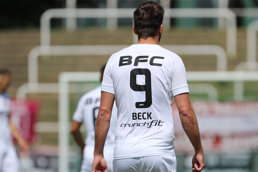Ein schöner Rücken kann auch entzücken! Unter dem Namen von Dynamos Torjäger Christian Beck prangt schon der Schriftzug des neuen BFC-Premiumpartners Crunchfit.