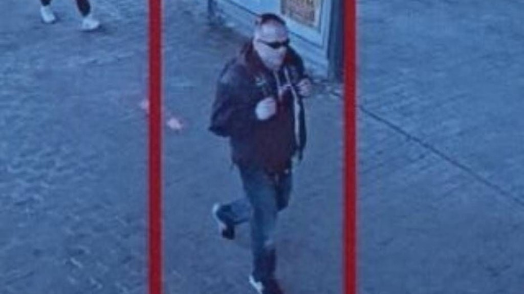 Auch dieses Foto mit Sonnenbrille wurde von der Polizei veröffentlicht.