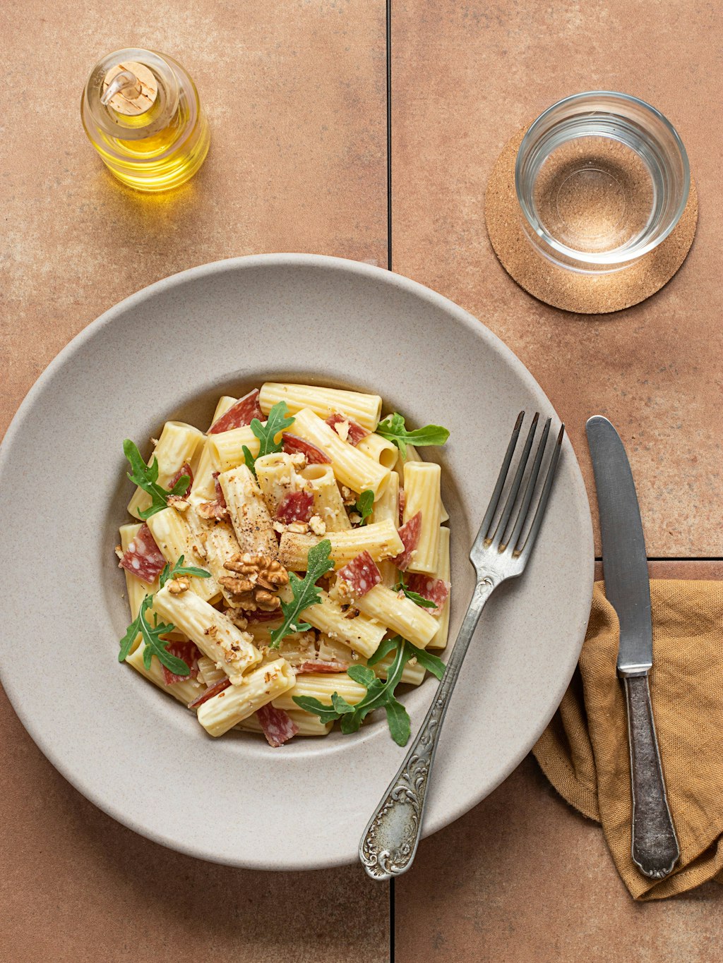 Der Nudelsalat mit Salami und Rucola schmeckt einfach toll - er sollte vor dem Servieren laut Rezept aber ein paar Stunden ziehen.