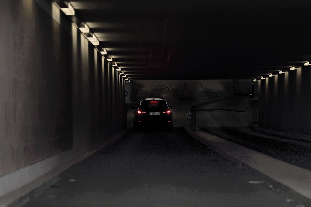 In einer Tiefgarage im Grunewald wurde ein Rentner überfallen. (Symbolfoto)