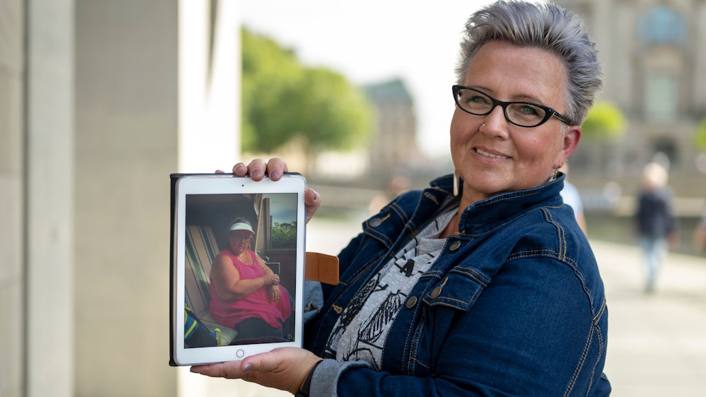 Alexandra Knoch, die sich vor fünf Jahren einer OP zur Magenverkleinerung unterzogen hat, zeigt auf ihrem Tablet ein Foto von sich aus der Zeit, als sie stark übergewichtig war. Nach der Operation verlor die 55-Jährige 90 von 176 Kilo – bei einer Größe von 1,57 Metern.