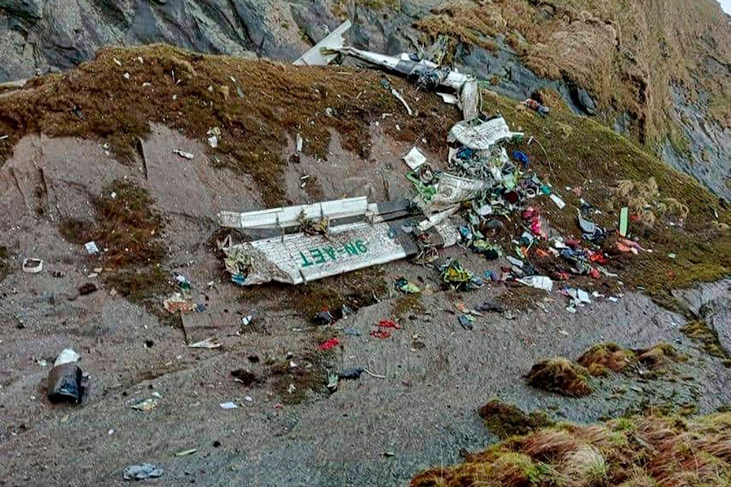 Die Trümmer des Fliegers liegen im Himalaya. 22 Menschen sollen an Bord gewesen sein.