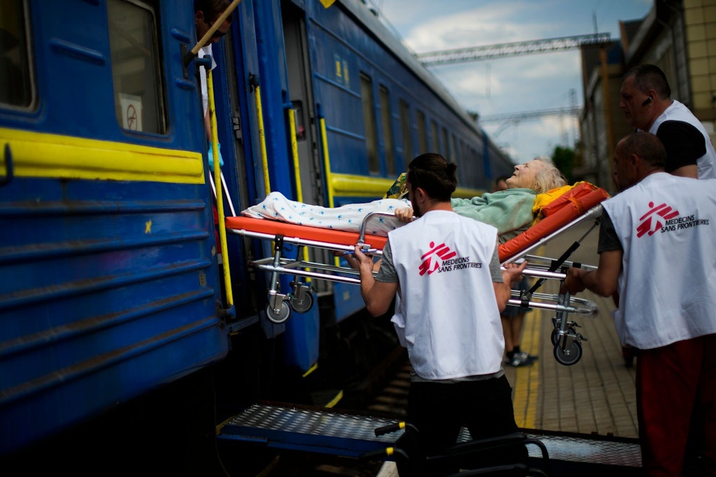 "Ärzte ohne Grenzen" bringen Patienten aus wegen vieler Verwundeter überfüllten Krankenhäusern im Osten der Ukraine in den Westen des Landes.