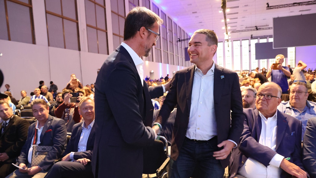 Hertha-Manager Fredi Bobic (l.) begrüßt Investor Lars Windhorst auf der Mitgliederversammlung.