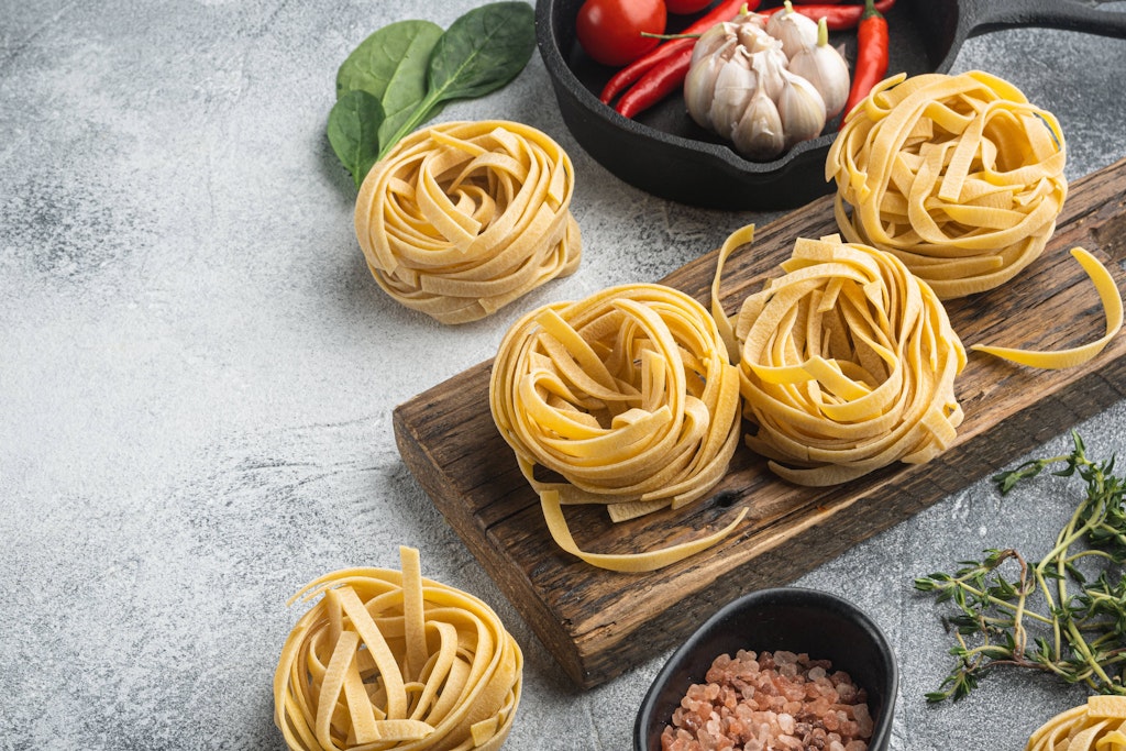 Für Nudeln mit selbstgemachtem Zitronenpesto eigenen sich vor allem Tagliatelle.