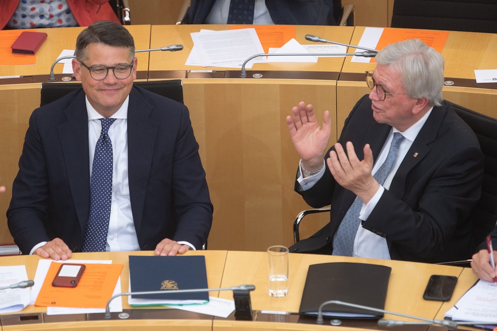 Volker Bouffier applaudiert seinem gerade gewählten Nachfolger Boris Rhein.