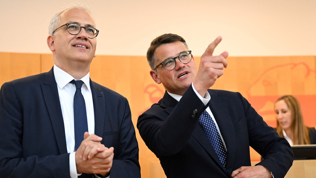 Einstweilen Partner in der hessischen Regierung, 2023 Konkurrenten im Wahlkampf: Der neue Ministerpräsident Boris Rhein (CDU, r.) und sein Vize Tarek Al-Wazir (Grüne).