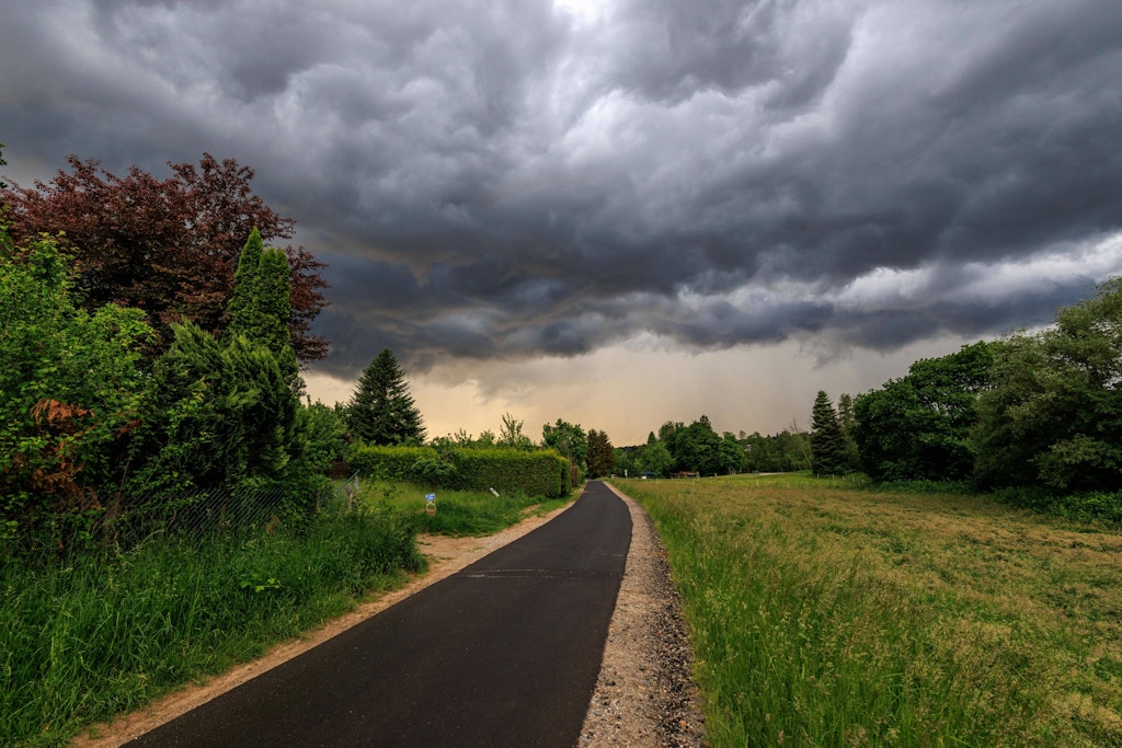 Dunkle Wolken am Himmel: Am Pfingstwochenende könnte sich etwas über Deutschland zusammenbrauen.