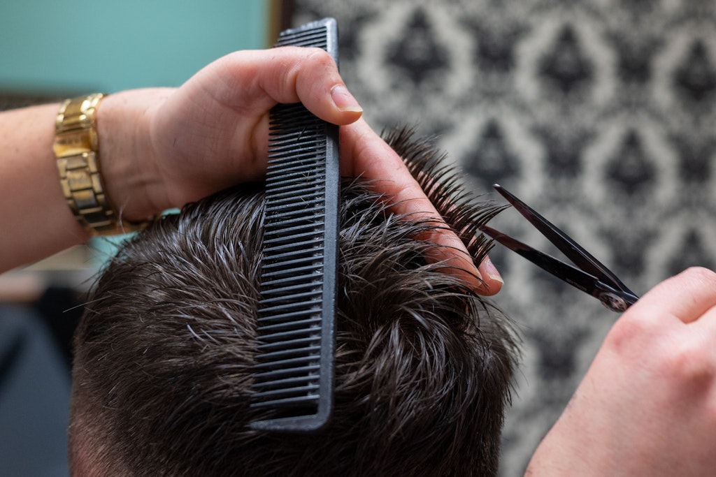 Mit dem Wegfall von Corona-Regeln stiegen die Zahlen der Friseur-Kunden und der Friseure.