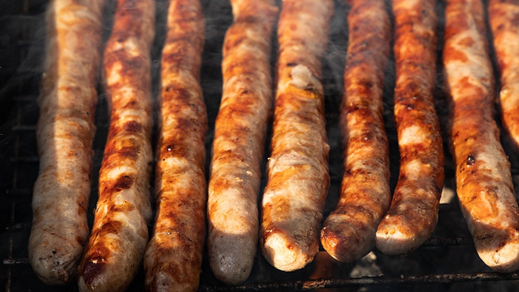 Nicht jede Bratwurst ist auch eine, wie wir sie kennen. In Sachsen fabriziert eine Manufaktur sie sogar aus Fischfleisch. 
