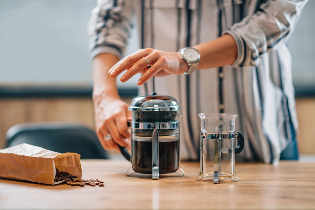 Die Stempelkanne, auch French Press genannt, wird für die Zubereitung von frischem Kaffee immer beliebter. Doch wohin mit dem Kaffeesatz?