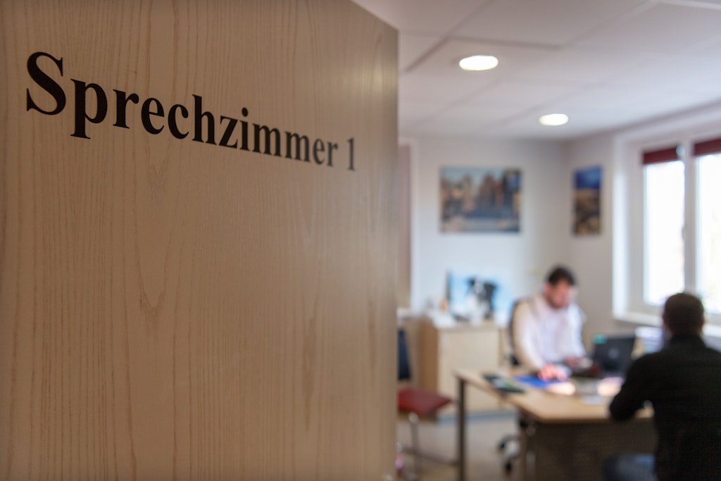 Blick in ein Sprechzimmer einer Hausarztpraxis. Telefonische Krankschreibungen sind ab sofort nicht mehr möglich.