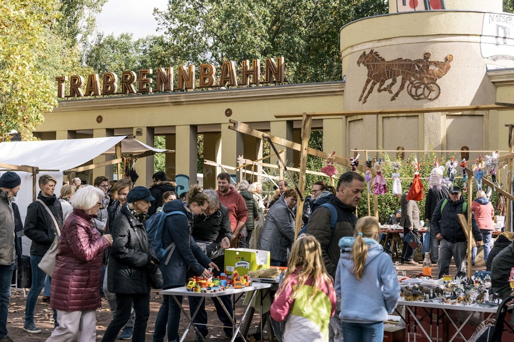 Der Pfingst-Riesenflohmarkt auf der Trabrennbahn Karlshorst: Bereits am Haupteingang geht das Suchen nach alten, schönen Dingen los. 2019 fand er an diesem Ort erstmals statt.