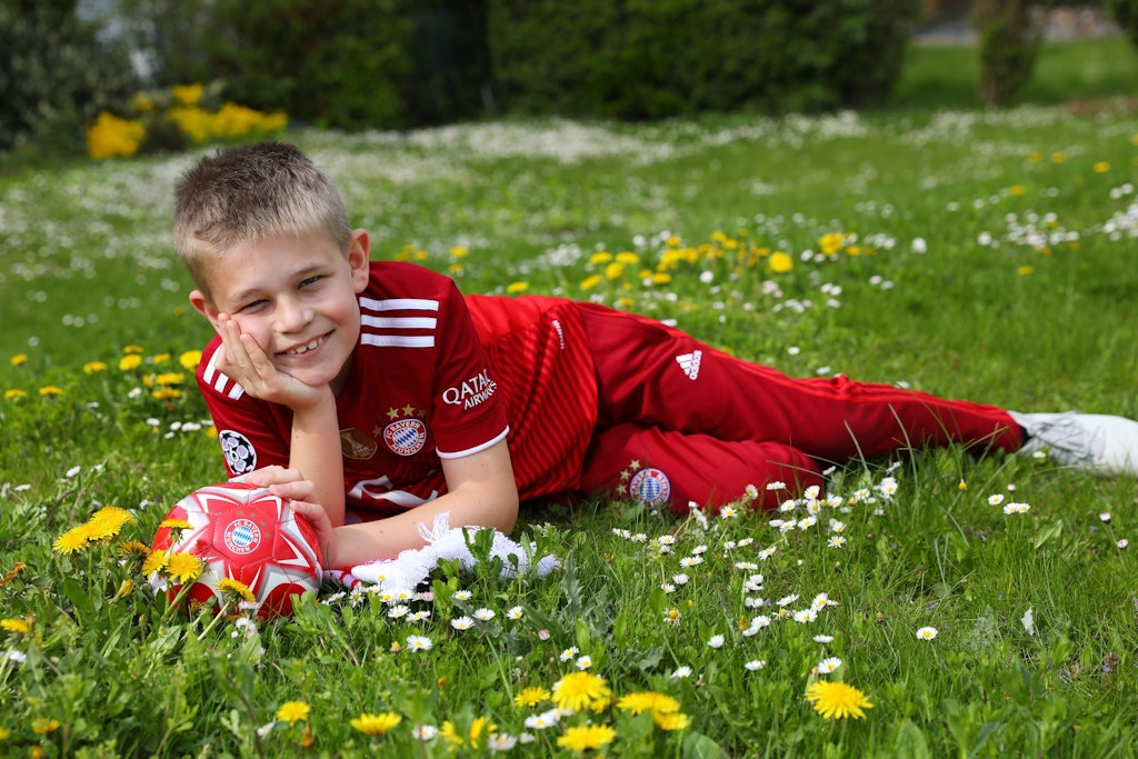 Heute kann er wieder Fußball spielen: Eine Nierentransplantation rettete Moses (11) das Leben.