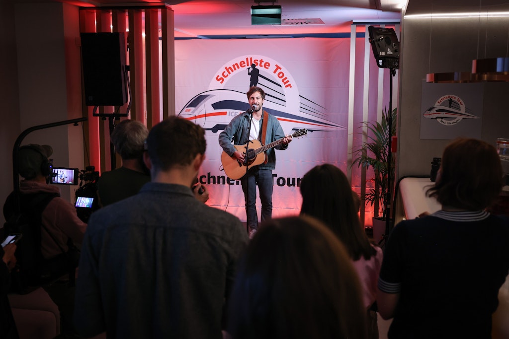 Max Giesinger beim Start der Express-Tour im Hamburger Hauptbahnhof.