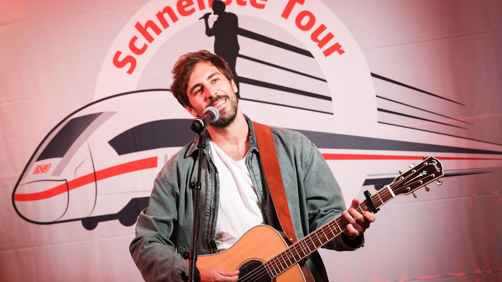 Kurz nach 8 Uhr morgens betrat Max Giesinger die Bühne in Hamburg.