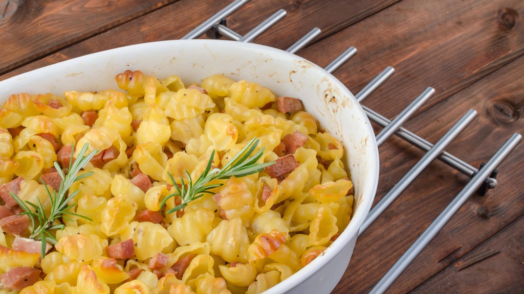Rezept für Nudel-Schinken-Gratin: Den Auflauf können Sie auch mit vielen anderen Nudelsorten zubereiten.