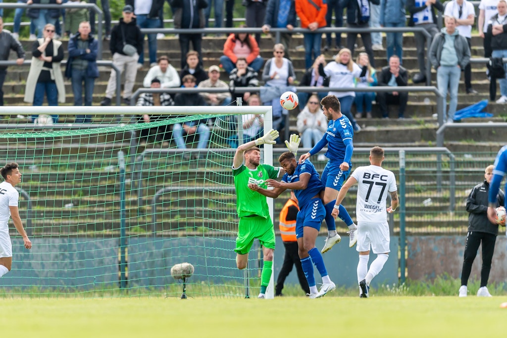 Der Moment, der für Entsetzen sorgte im Sportforum. Dmitri Stajila rutscht unter dem Ball durch, Robert Zietarski köpft das 2:0 für den VfB Oldenburg.