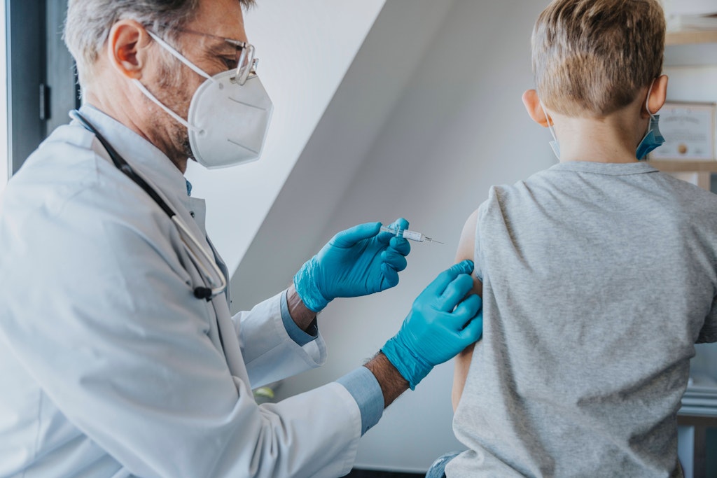 Ein Arzt behandelt einen kleinen Jungen. Die Versorgungslage in Kinderkliniken ist dramatisch.
