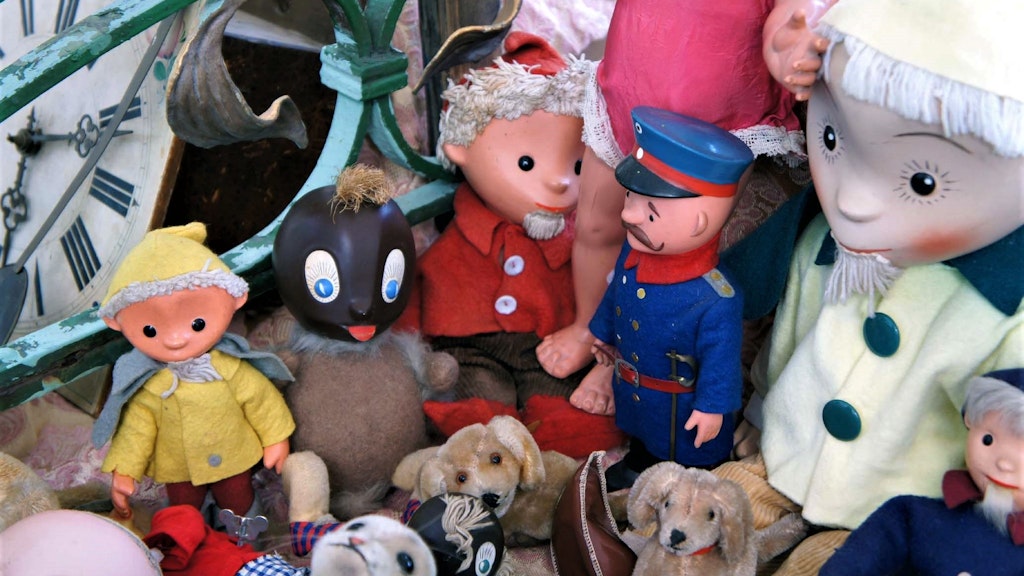 Auf dem Riesenflohmarkt sind auch der Sandmann, Pittiplatsch und Plüschtiere aus der DDR im Angebot.