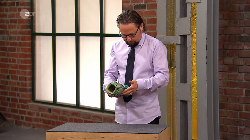 Wolfgang kann sofort den Ursprung der Vase ausmachen und ist sehr angetan.