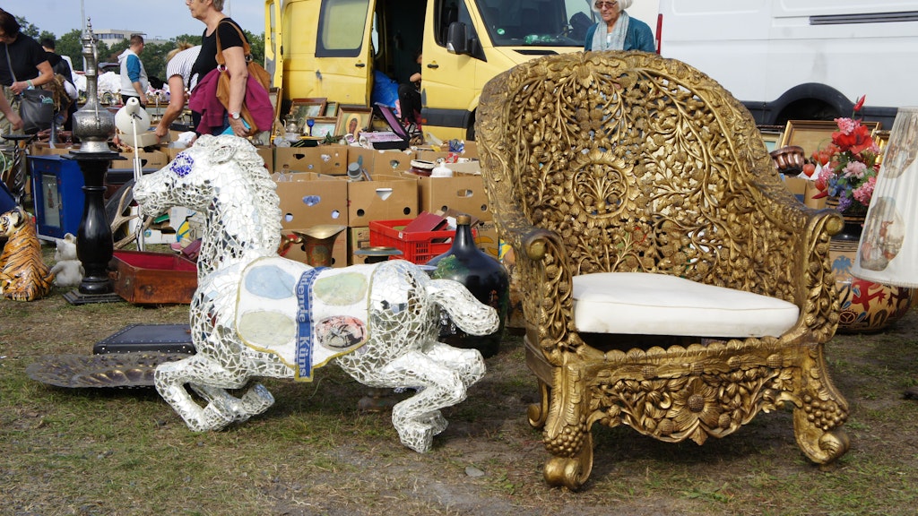 Ungewöhnliche Schätze findet der Besucher auf dem Riesenflohmarkt wie bei „Bares für Rares“: Karussell-Pferdchen und Sessel, die aus einem Theaterfundus stammen könnten.