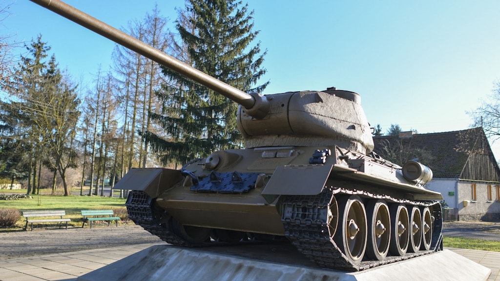 Ein sowjetischer Panzer vom Typ T-34 steht in Kienitz auf einem Sockel. Tafeln erklären das Geschehen rund um die Befreiung Deutschlands durch die Roten Armee.