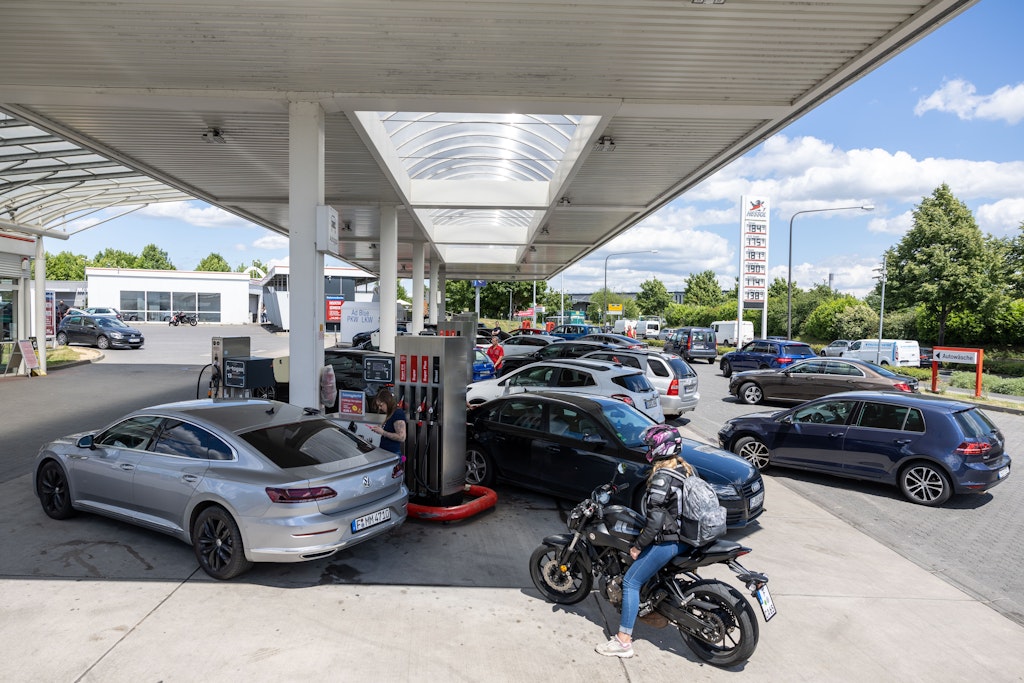 Wartende Autofahrer an einer Tankstelle. Von Anfang Juni bis Ende August wird der Steuersatz für Benzin um fast 30 Cent, für Diesel um gut 14 Cent gesenkt.