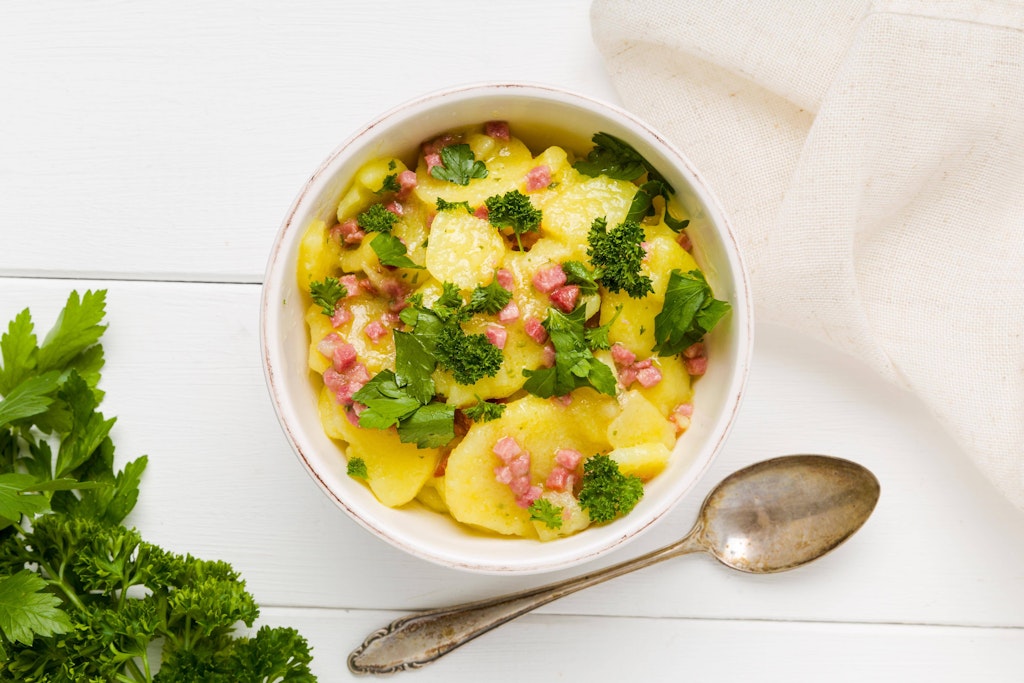Dieser Kartoffelsalat ist total leicht zuzubereiten - und das Rezept kann prima vorbereitet werden.