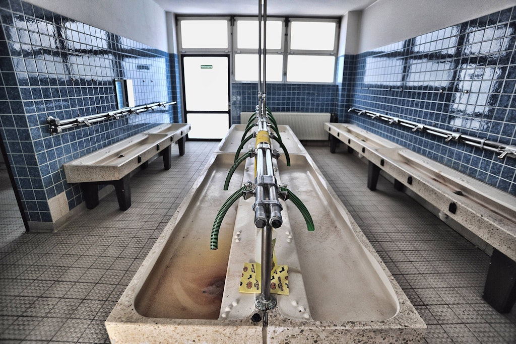 Warmes Wasser Fehlanzeige! Im Lahn-Dill-Kreis gibt’s in Turnhallen nur noch kaltes Wasser.