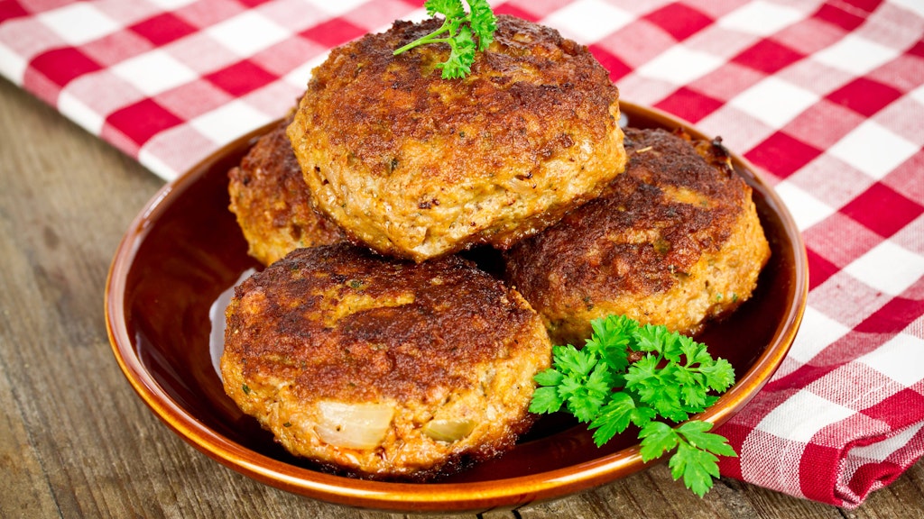 Delicious meatballs are also a good snack between meals, but they can also be served with potato salad.