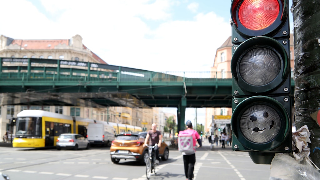 Der Radfahrer missachtet am U-Bahnhof Eberswalder Straße gleich zwei Verkehrsregeln: Er fährt bei Rot über den Radweg – entgegengesetzt der Fahrtrichtung.