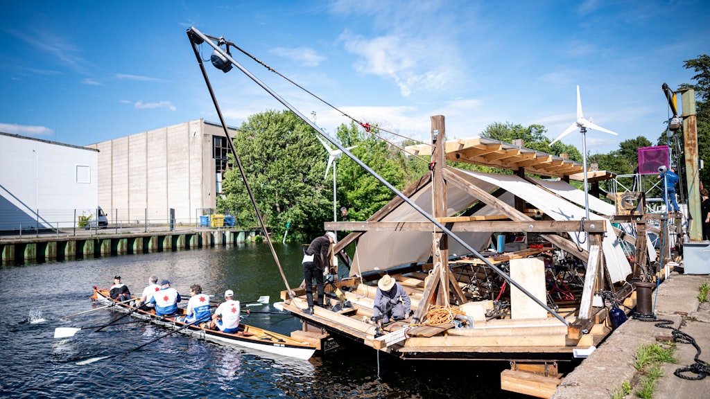 Das Schiff des Documenta-Projekts „Citizenship“ wird mithilfe des Ruder-Club Tegelort aus dem Hafen gebracht.