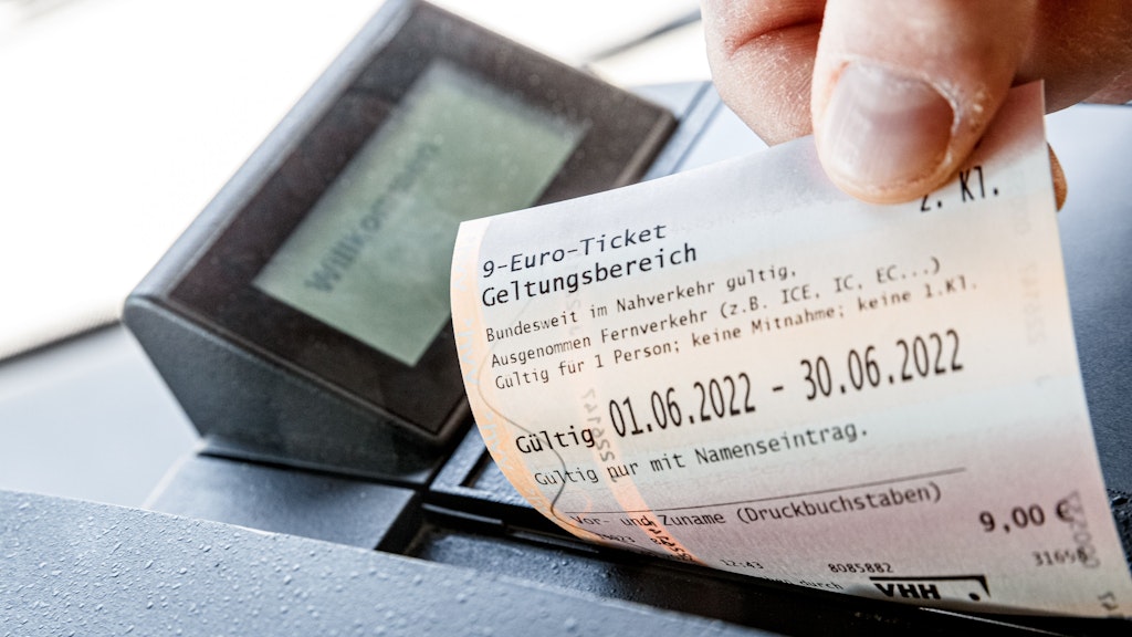 Ein Kunde zieht in einem Bus der VHH ein 9-Euro-Ticket aus dem Fahrkartendrucker.