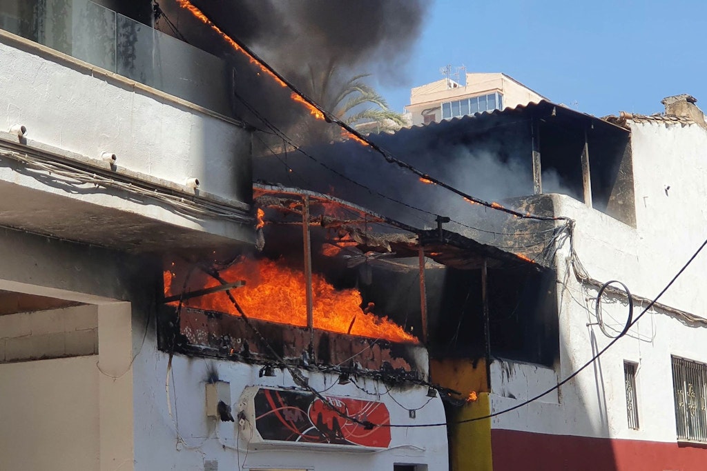 Flammen schlagen aus dem Restaurant «Why Not». Die Polizei hatte auf Mallorca zunächst 13 deutsche Urlauber festgenommen, weil sie den Brand ausgelöst haben sollen. Acht von ihnen müssen jetzt in U-Haft bleiben.