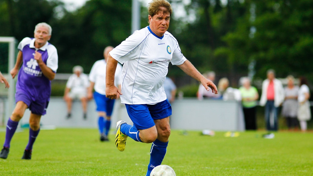 Ein ganzes Leben auch für den Sport. Mit Fußball hat sich Frank Schöbel immer fit gehalten. Hier 2014 bei einem Spiel des BSV Eintracht Mahlsdorf gegen die DDR-Oberliga-Altstars.