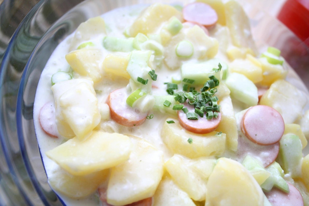 Eines von vielen Rezept für Kartoffelsalat: Dieser Kartoffelsalat mit Würstchen ist einfach superlecker - und lässt sich gut vorbereiten.