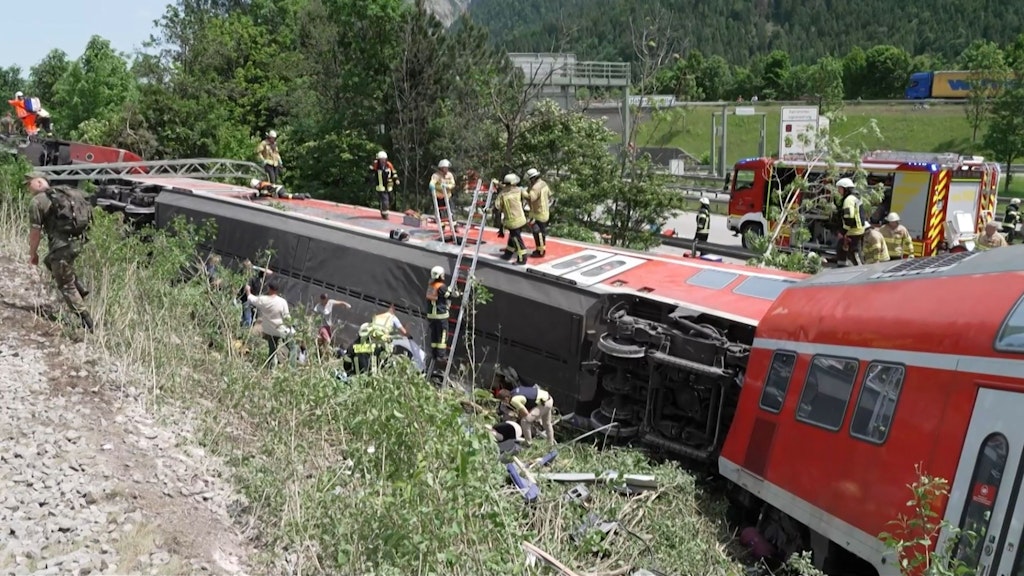 Waggons rutschten einen Hang hinunter.