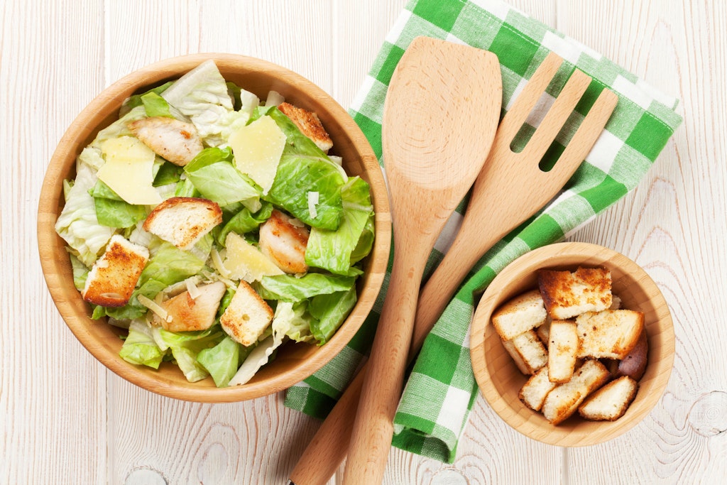 Caesar Salad ist ein echter Klassiker - und mit diesem einfachen Rezept schmeckt die Salatsoße wie im Restaurant!