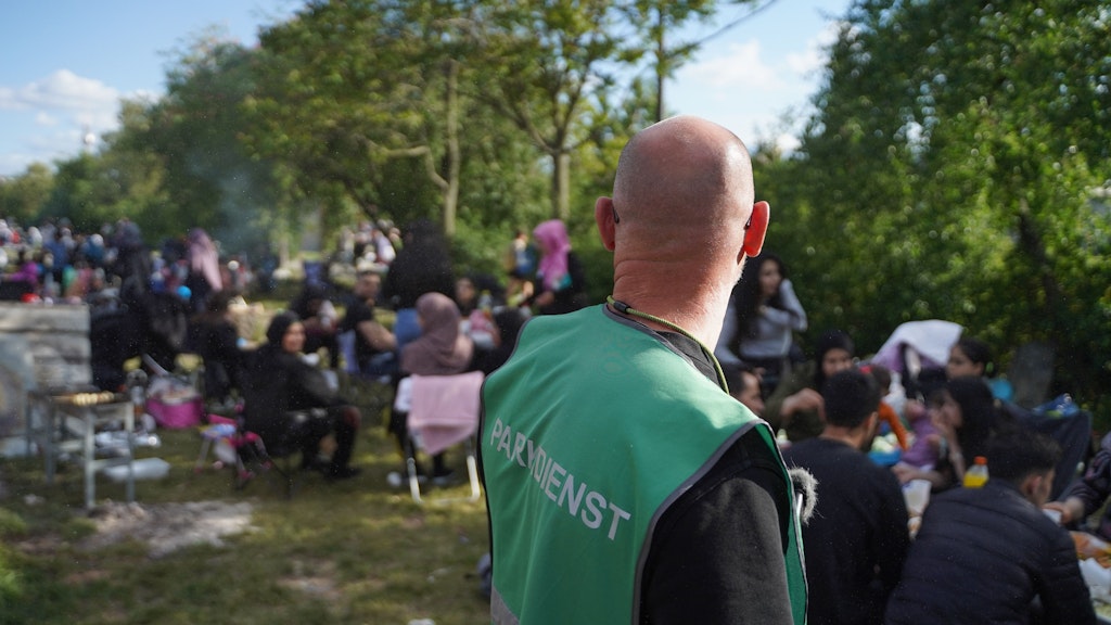 Der Parkdienst-Mitarbeiter Jens Lange geht durch den Mauerpark in Berlin, um Besucher des Parks darauf hinzuweisen, dass Müll in die dafür vorgesehen Behälter gehört.