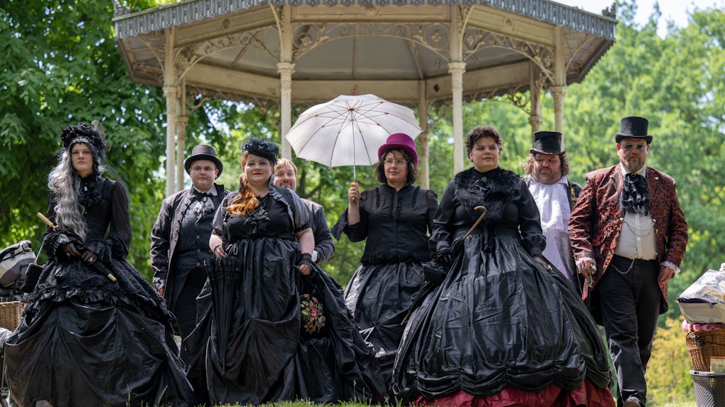 Teilnehmer zum Auftakt des Wave-Gotik-Treffens (WGT) in Leipzig im Clara-Zetkin-Park.