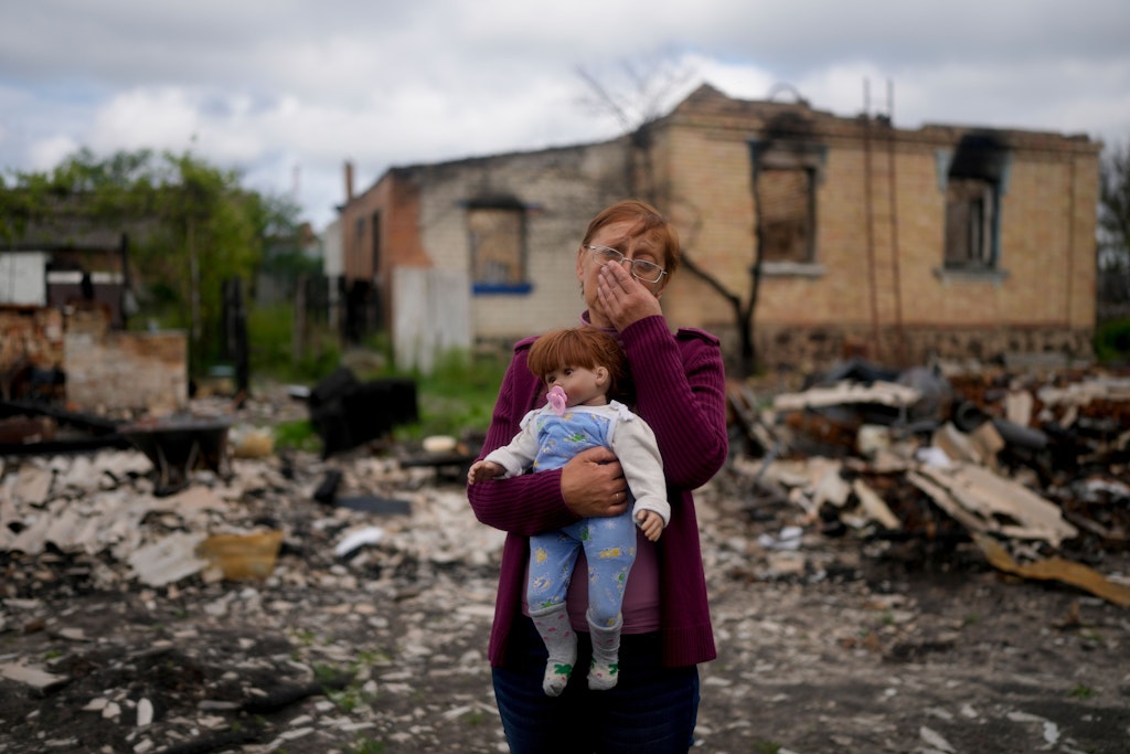 Eine Puppe ihrer Enkelin fand Nila Zelinska in den Trümmern ihres Hauses bei Kiew, das bei einem russischen Angriff komplett zerstört wurde.