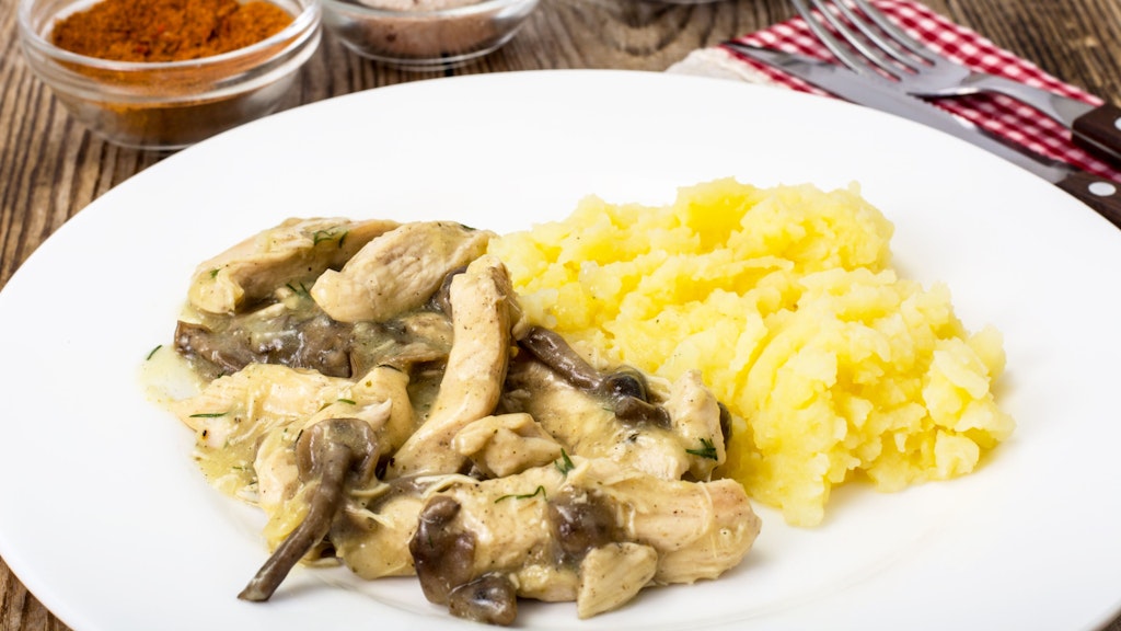 Noodles, rice, spaetzle or mashed potatoes go well with the cut meat - anything that tastes good is allowed. The recipe can be combined with any side dish.