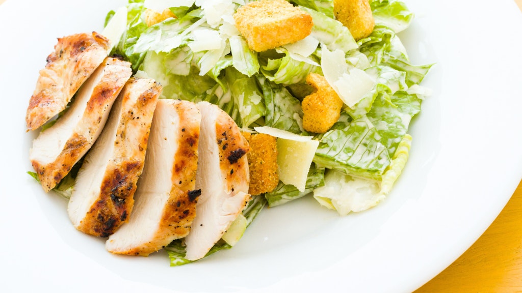 Mit Hühnchen serviert wie in diesem Rezept gehört der Caesar Salat zu den absoluten Salat-Klassikern.