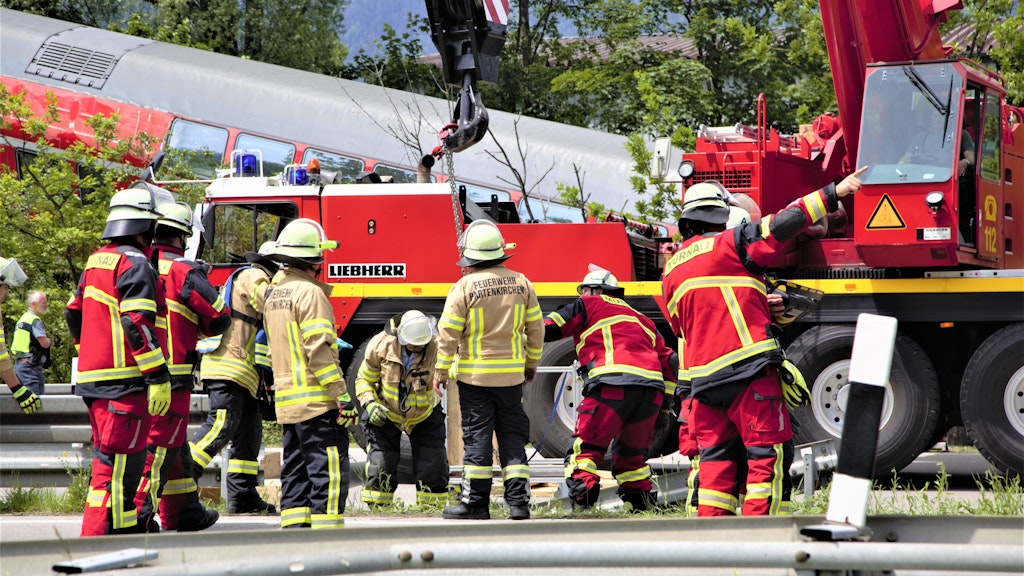 Zahlreiche Einsatz- und Rettungskräfte sind nach dem schweren Zugunglück im Einsatz.