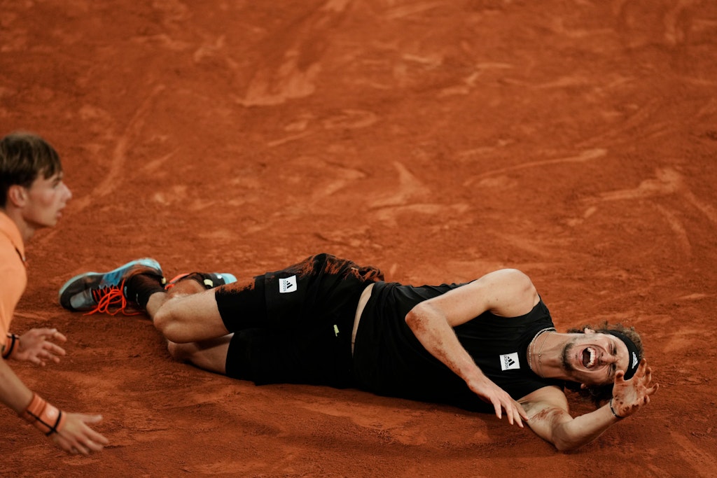 Alexander Zverev windet sich vor Schmerzen auf dem Boden.