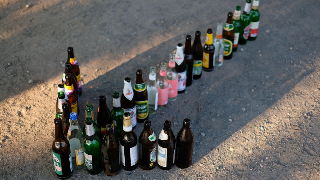 Diese Parade aus Flaschen-Müll im Berliner Urbanhafen sieht wenigstens witzig aus und wird sehr wahrscheinlich von Pfandsammlern eingesackt. Aber nicht immer gestaltet sich das Müllproblem so locker.
